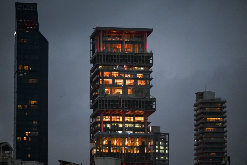 La mansión Antilia, la casa del multimillonario Mukesh Ambani, se ilumina antes de la boda de su hijo Anant Ambani.
<br>
<br>Las celebraciones previas a la boda de la familia Ambani han sido fastuosas y repletas de estrellas desde el principio.
<br>
<br>