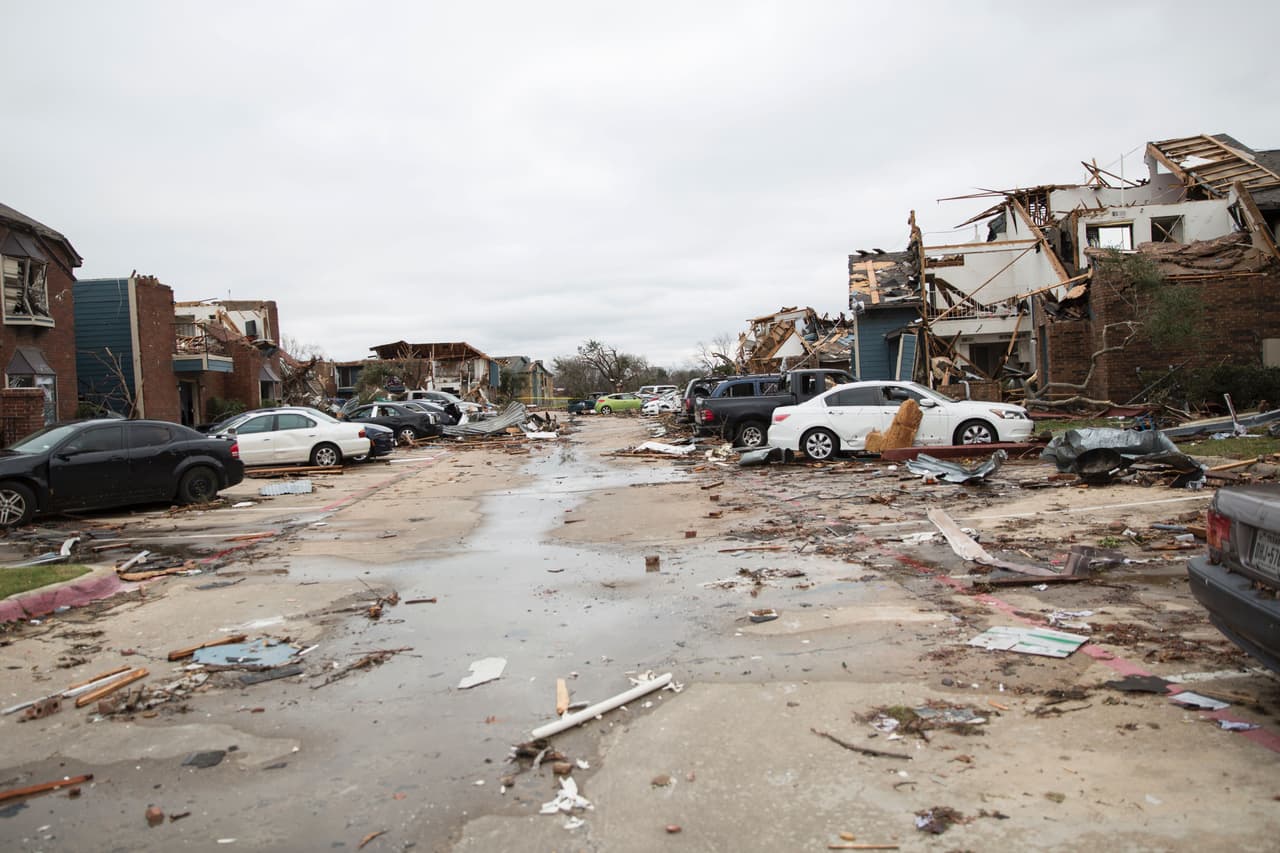 Una serie de tornados azotaron en diciembre de 2015 el área de Texas comprendida por los condados de Dallas, Ellis y Collin, y dejaron severos daños especialmente en las ciudades de Rowlett and Garland.