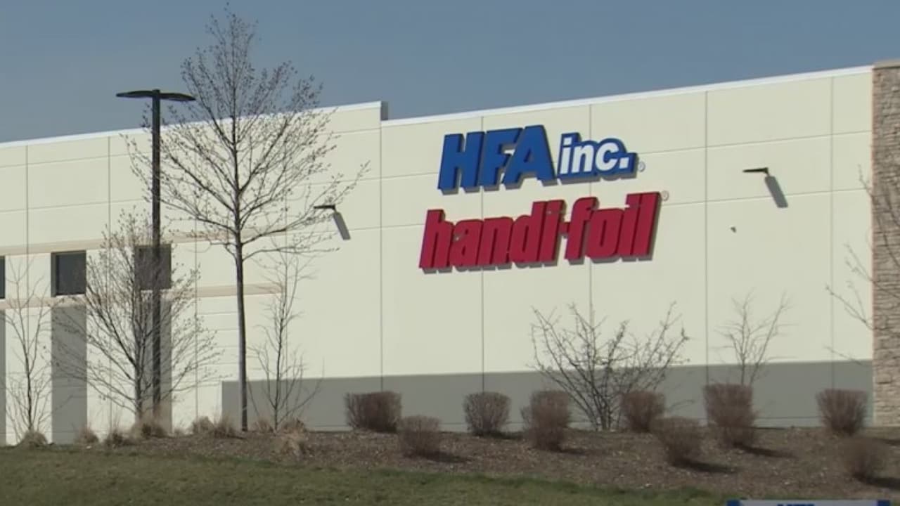 <b>Trabajadores en Chicago denuncian haber sido despedidos de la empresa Handi-Foil por supuestamente recibir una carta 'no match'</b>
<br>Aseguran que tras servir a la compañía durante largos años, recientemente recibieron cartas en las que les notificaron que fueron retirados de sus cargos por supuestas irregularidades en los números de seguro social, hecho que no fue confirmado por la autoridad encargada. Agregan que han presentado diversos reclamos que no fueron respondidos.
<br>