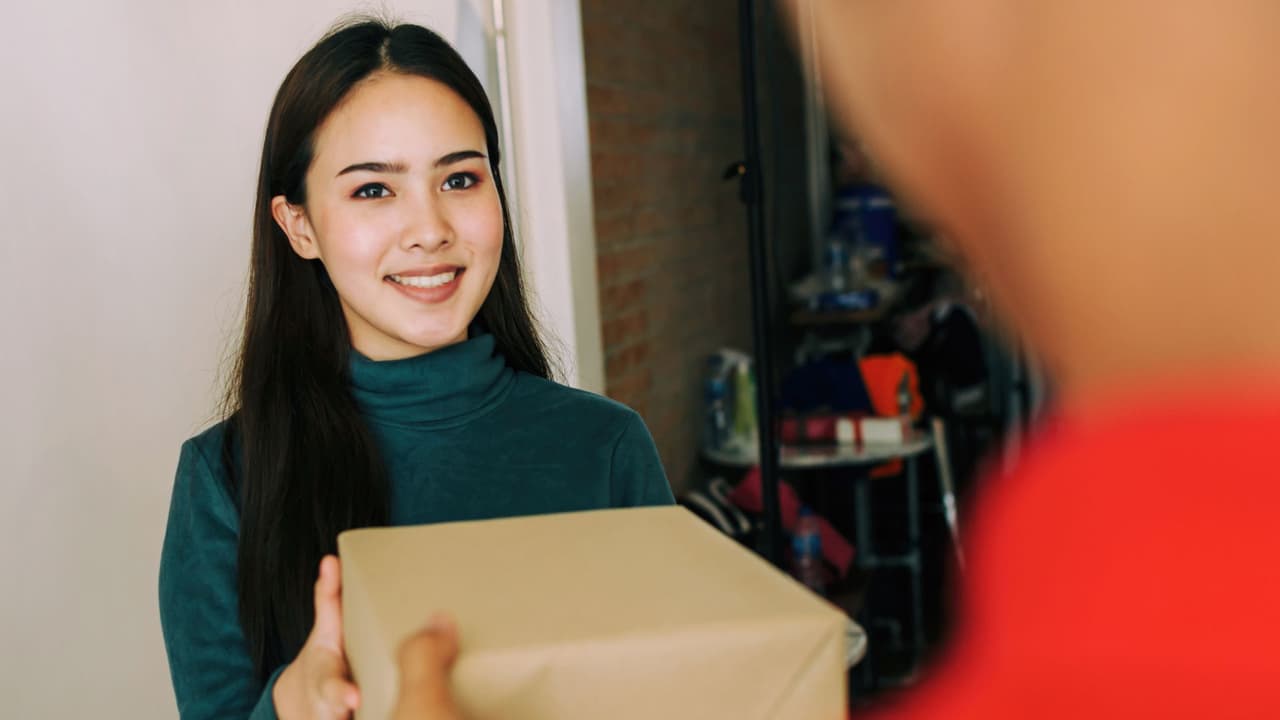 Las autoridades dicen que las personas deben recoger el correo inmediatamente después de que se entregue. Si no está en casa, pídale a un vecino de confianza que vigile los paquetes y los recoja inmediatamente después de la entrega. 
<br>