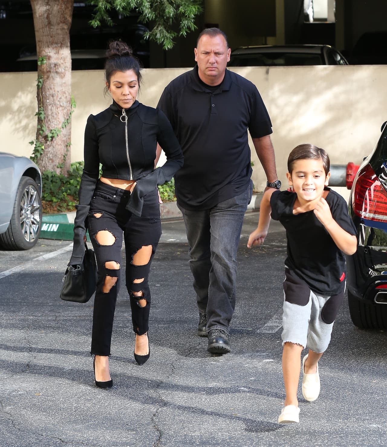 Kourt lució un atuendo todo en negro.