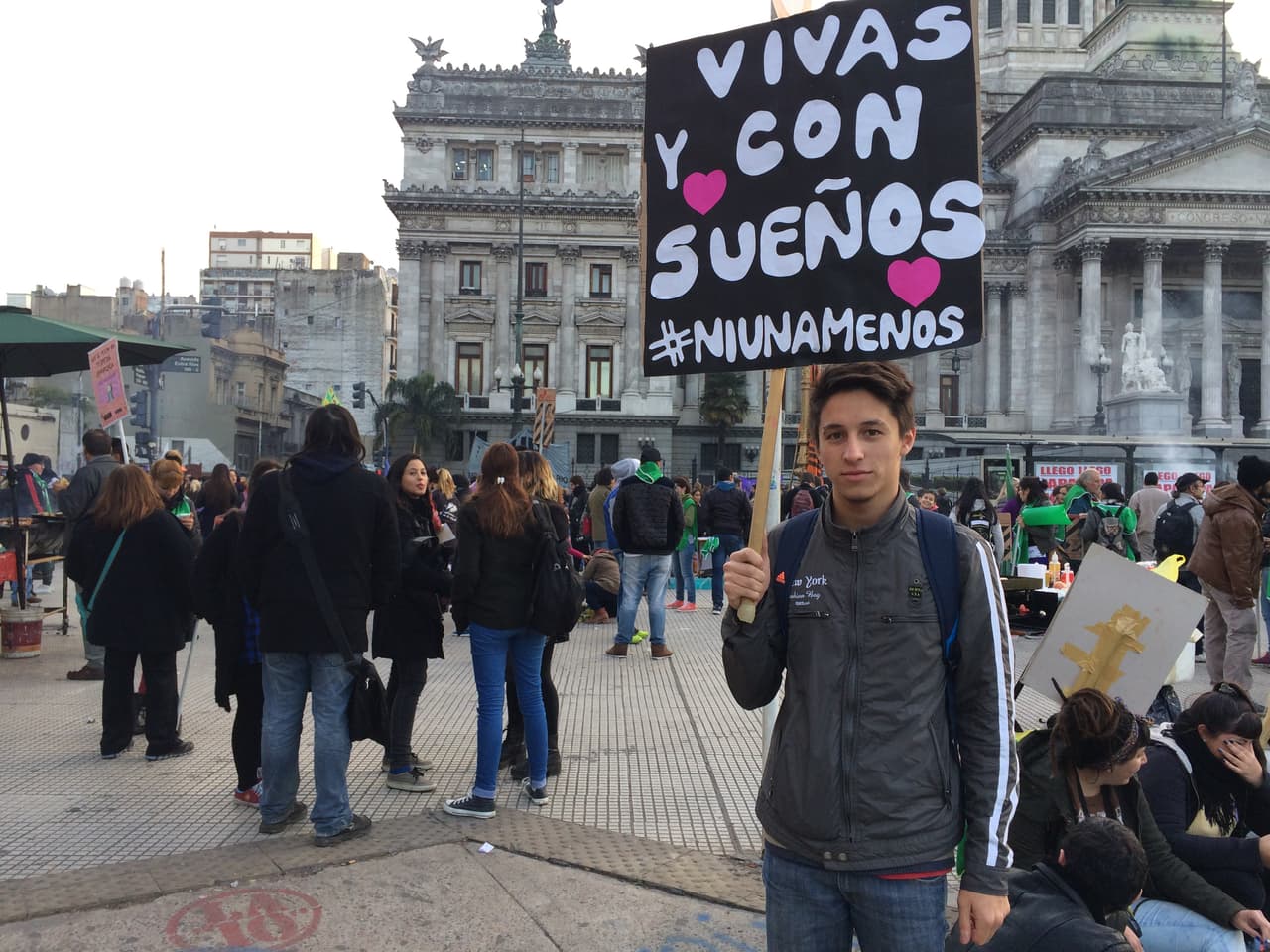 Pero, para Elías, es difícil y un trabajo arduo porque la cultura sexista está en todas partes: “En las publicidades de la calle, el prototipo de la mujer flaca, rubia y blanca; en los salarios de las mujeres que cobran menos que los hombres y en la violencia física que se ve en la calle y en las familias”.