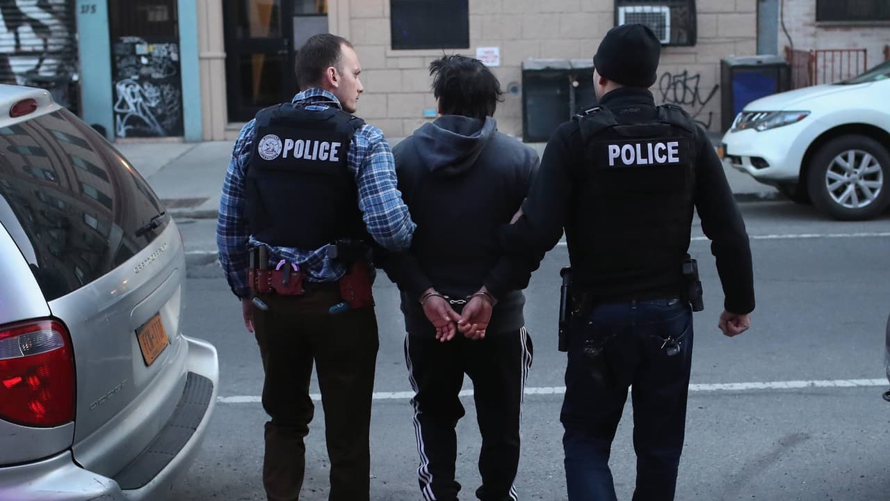 El presidente del Senado de Arizona, Warren Petersen, presentó la propuesta de ley 1164, que busca permitir la cooperación de fuerzas estatales con agencias federales en la aplicación de políticas migratorias del presidente Trump. Mientras los republicanos defienden la medida como una estrategia de seguridad, los demócratas la critican por considerarla inconstitucional.