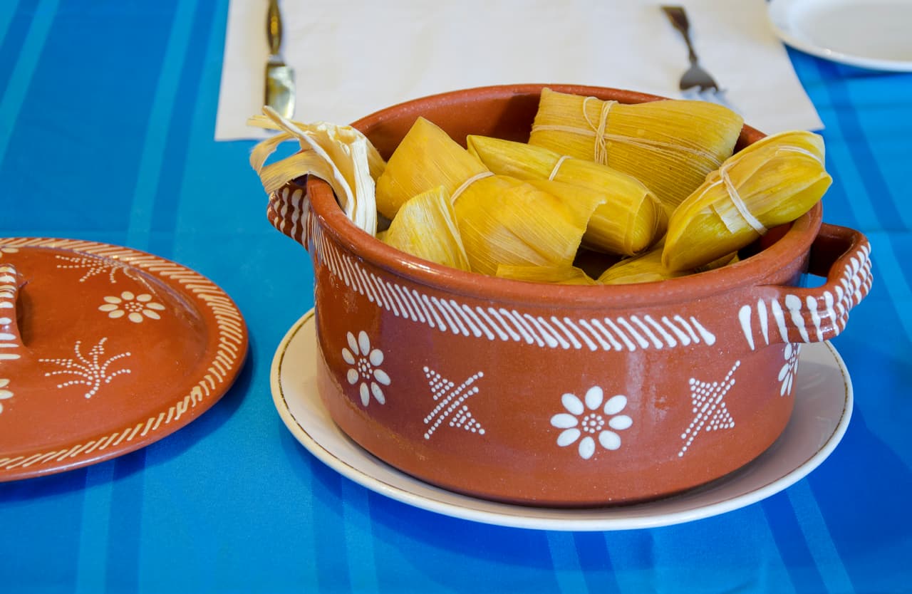 Un tip para que los tamales te salgan perfectos es que en la olla de los tamales se coloca una moneda, esta va a estar moviéndose constantemente y haciendo ruido. Si dejas de escucharlo, significa que no hay suficiente agua y los tamales podrían quemarse así que cuando dejes de escucharlo, coloca más agua.