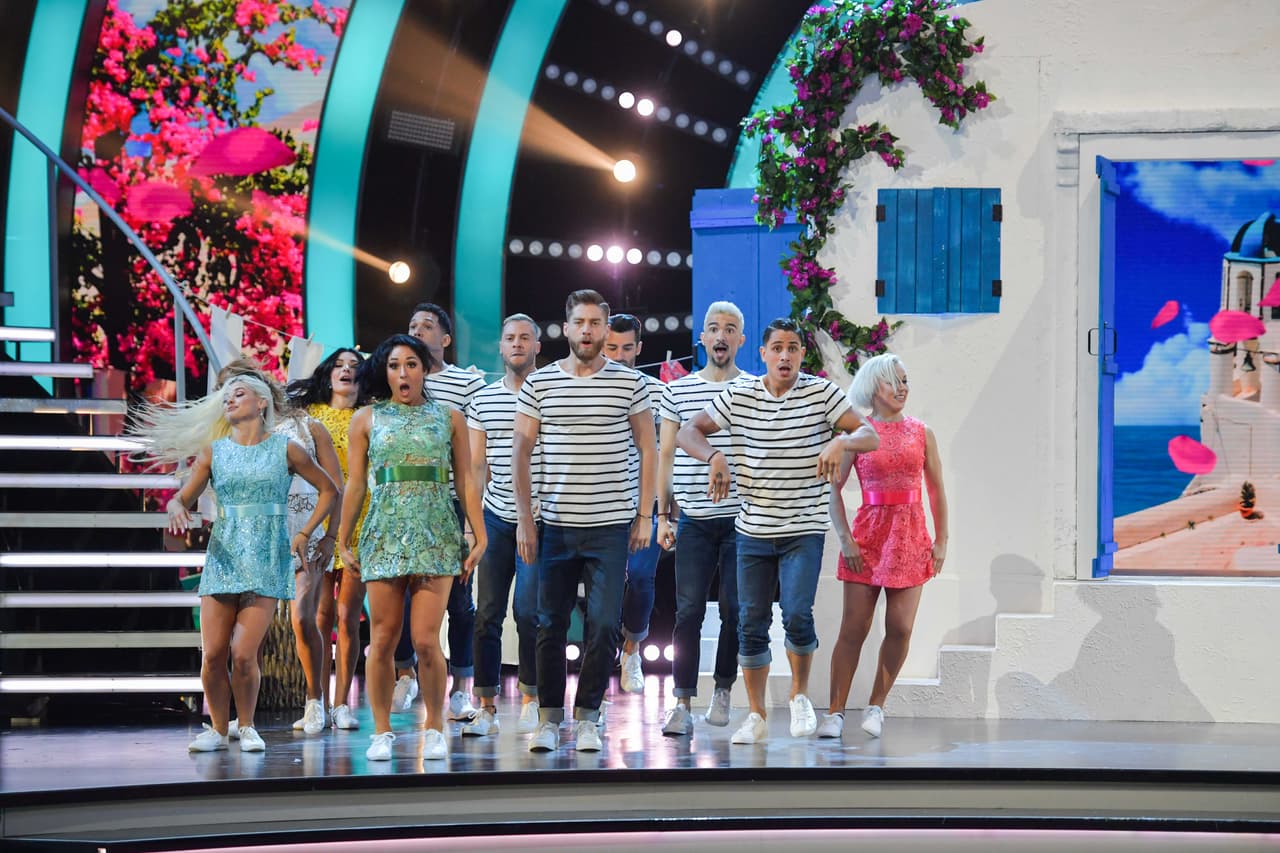 En esta ocasión los participantes no participaron en el opening. Mientras los bailarines estaban en el escenario, el talento se preparaba para lo que venía.