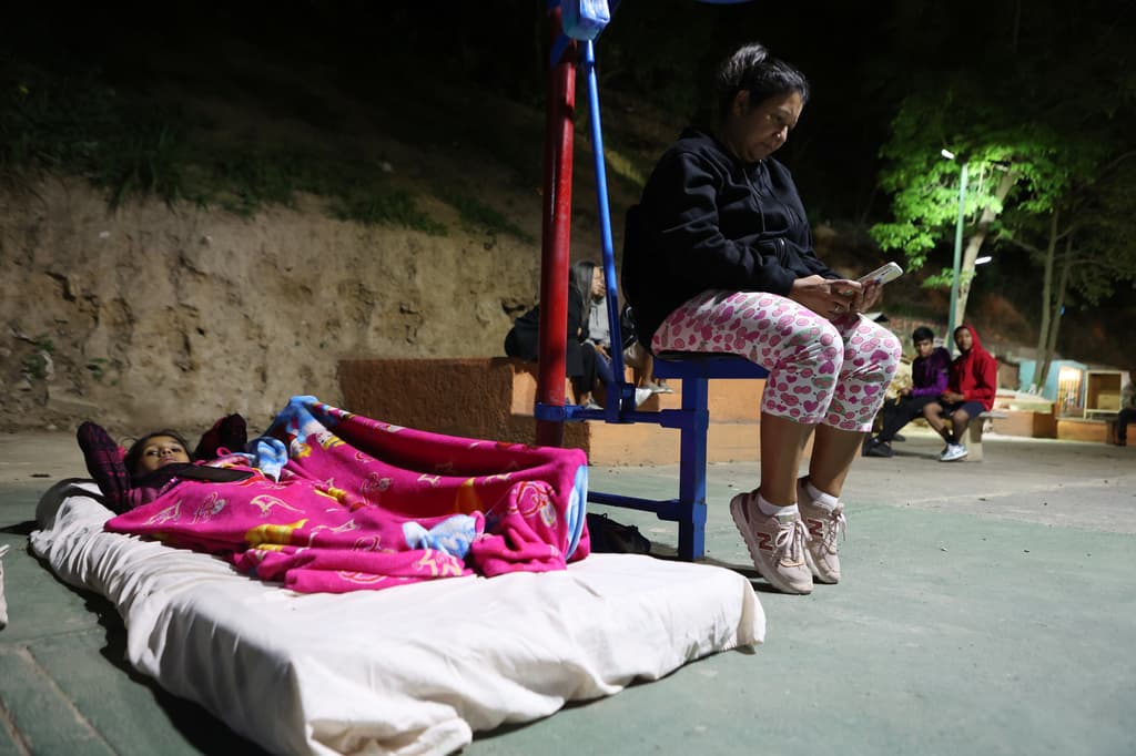 "Estamos a la expectativa, pidiéndole a Dios que no ocurran más réplicas": los testimonios de los caraqueños que durmieron en la calle por el miedo a otro terremoto