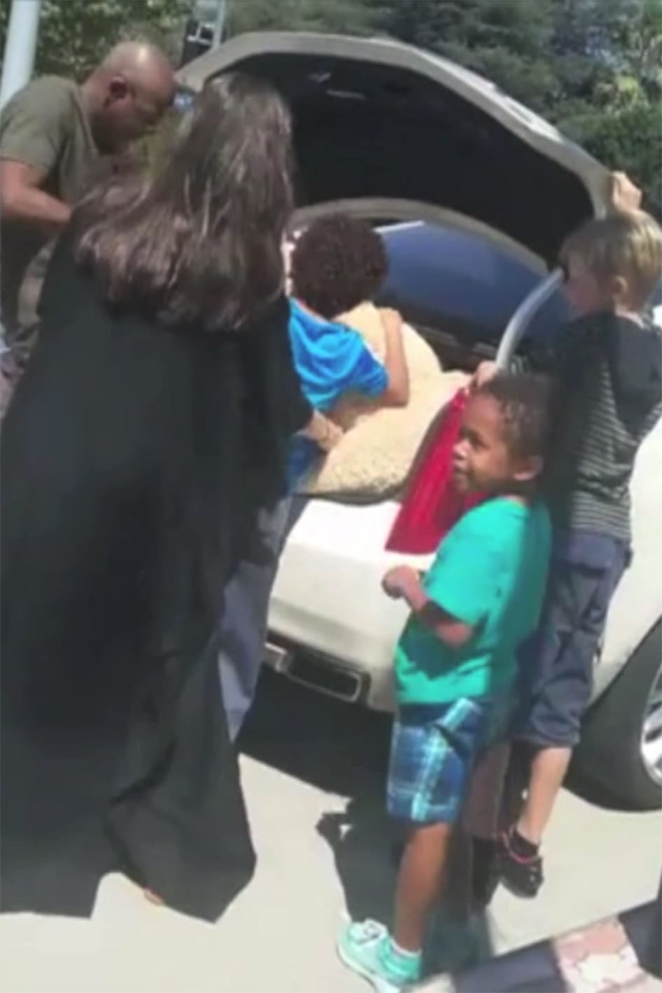 Angelina llevaba su Cadillac blanco, e iba sola con su hija Shiloh.