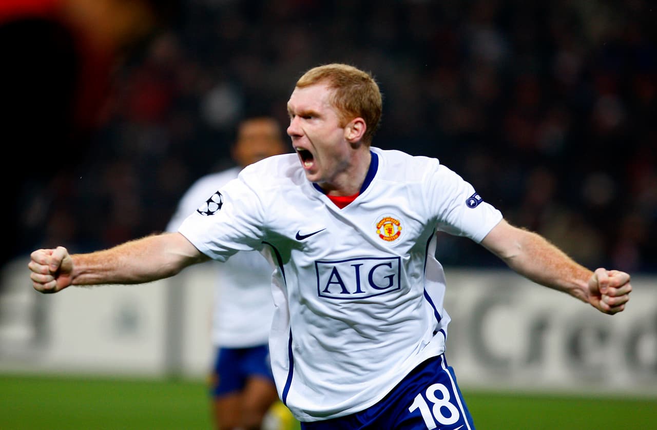 Paul Scholes se retira del Manchester United en el 2013 a sus 38 años. Jugó 716 partidos, obtuvo 11 títulos de liga y anotó 155 goles.