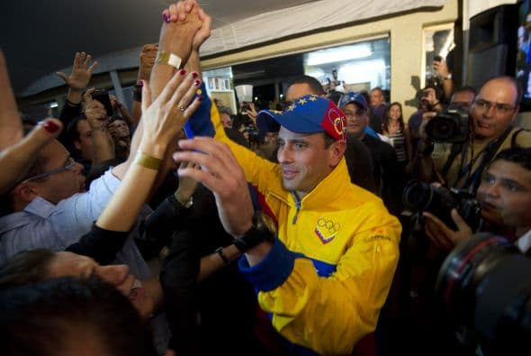 "Habló bien, dijo que estaba feliz por Miranda pero triste por Venezuela, igual que todos los que estamos aquí", dijo una simpatizante de Capriles. "Tenemos un líder, no nos doblegaron", añadió.