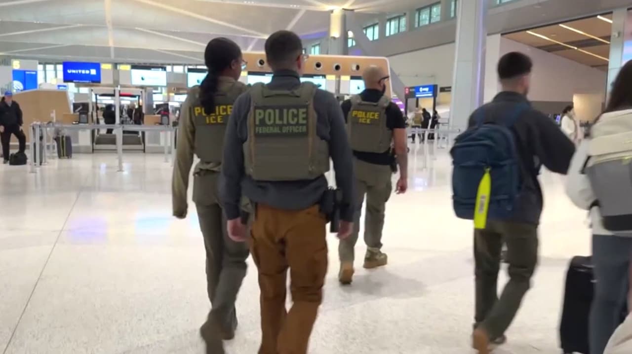 Agentes de ICE refuerzan controles en aeropuertos de Chicago