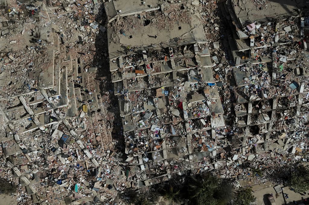 Se aprecian edificios dañados tres días después de los terremotos que azotaron La Guaira, Venezuela, el sábado 27 de junio de 2026. (Foto AP/Matias Delacroix)