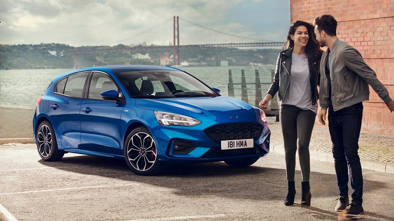 Esta imagen muestra la versión ST Line del Ford Focus hatchback europeo, el cual cuenta con elementos visuales que le dan un aspecto deportivo pero son contar con el equipamiento del Focus hatchback. Ford no hizo ningún anuncio en relación a las versiones de alto desarrollo del Focus, los Focus ST y Focus RS.