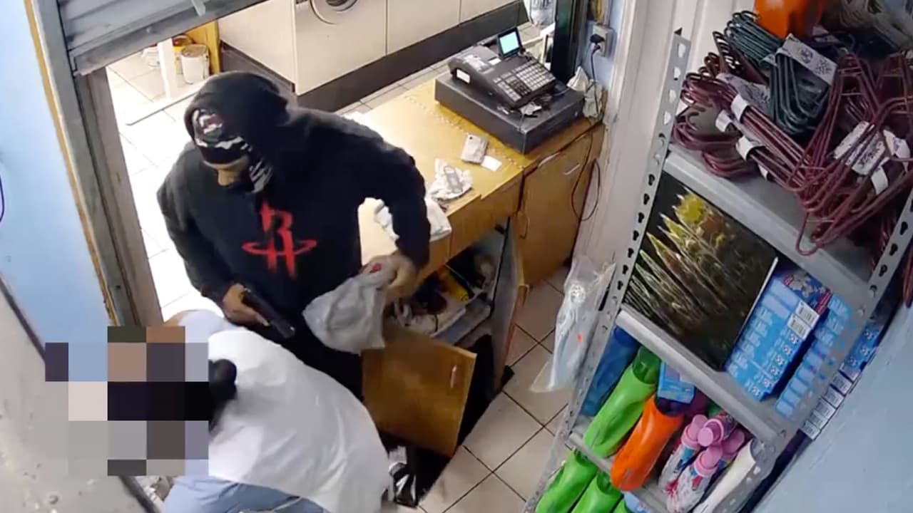 Hombre amenaza a empleada de una washateria en Houston y le roba el dinero: todo queda captado en video