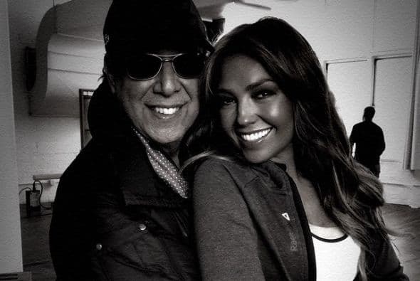 Thalía sigue perdidamente enamorada de Tommy Mottola. Publicó esta imagen juntos donde anotó: "Mío. Suya".