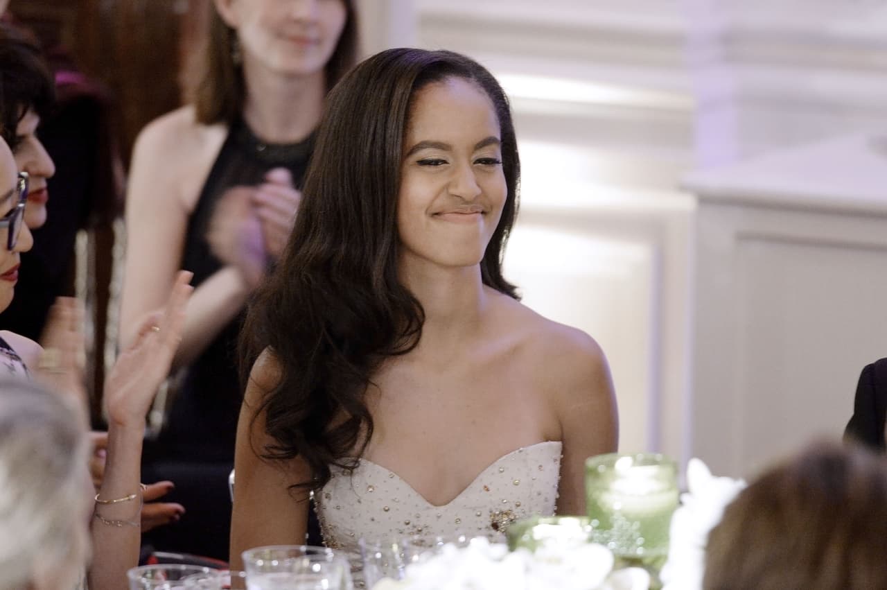 Malia Obama en su primera Cena de estado en la Casa Blanca usando un vestido de Naeem Kahn.