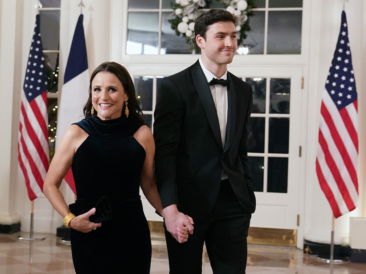 La actriz Julia Louis-Dreyfus y su hijo Charlie Hall. Louis-Dreyfus, quien ya había asistido a otras cenas de estado, afirmó que es "muy emocionante".