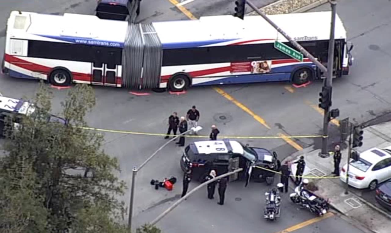 Una mujer de 70 años falleció tras ser atropellada por un autobús público en Redwood City