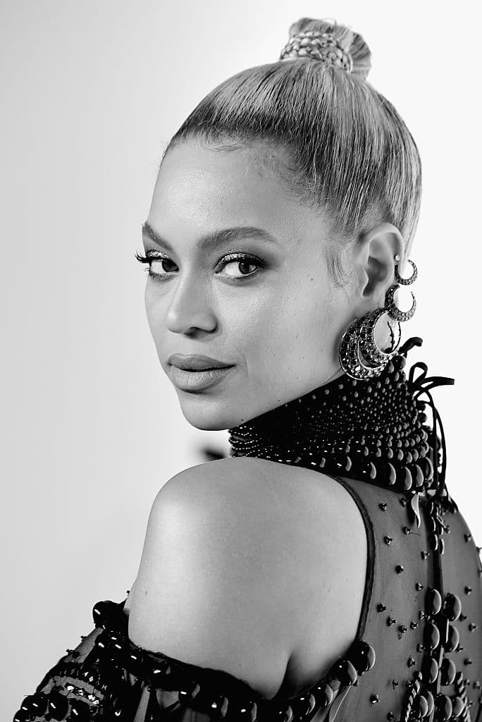 Se puede ver a Beyoncé con un gran collar de diamantes amarillos en las fotos.