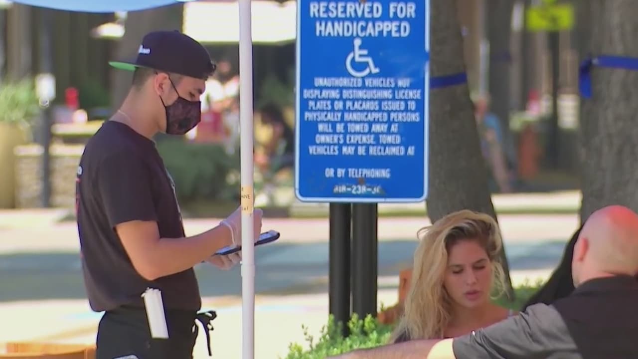 Propietarios de este tipo de negocios afirman vivir con mucha incertidumbre, ya que deberán reinventarse y ajustar varios aspectos de sus operaciones para salir a flote en medio de la pandemia. Aseguran que habían hecho altas inversiones para poder atender a las afueras, pero con las nuevas medidas todo cambiará. Ante esto, la Asociación de Restaurantes Latinos ofrecerá recursos de asesoría y acompañamiento.