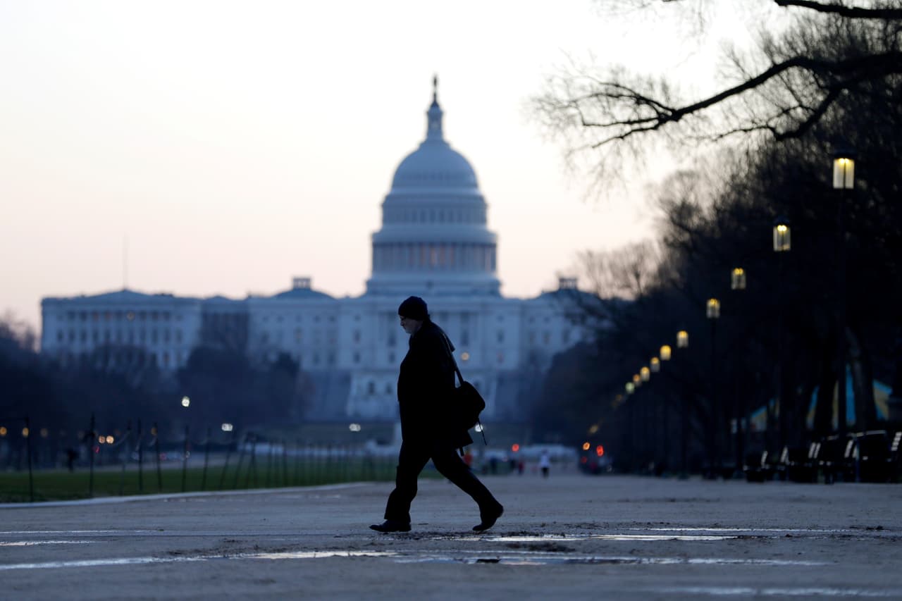 La Casa Blanca, el Congreso y el Tribunal Supremo han decidido cerrar sus puertas al público por precaución ante la propagación del coronavirus. Un portavoz del Gobierno, Judd Deere, dijo que "por precaución y hasta nuevo aviso las visitas a la Casa Blanca han sido canceladas".