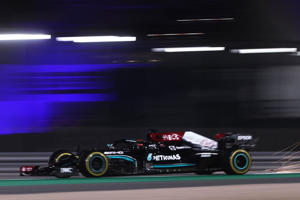 Lewis Hamilton y Mercedes Benz se llevan el Gran Premio de Qatar. El piloto británico logra superarlos y quedarse en la primera posición y por buen tiempo, seguido de Max Verstappen de Red Bull y, en esta ocasión, el español Fernando Alonso le rebató el tercer lugar a Sergio Pérez, quien se vio forzado a hacer doble parada y perder podio.