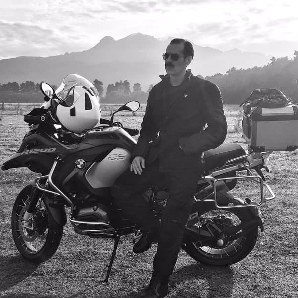 3. Es un hombre intrépido, le gusta ir rápido por la vida y le fascina la adrenalina que le brinda su motocicleta. ¿Te imaginas ser su acompañante?