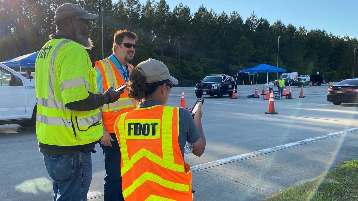 Los agentes trabajan las 24 horas del día en las carreteras, para chequear a los conductores.