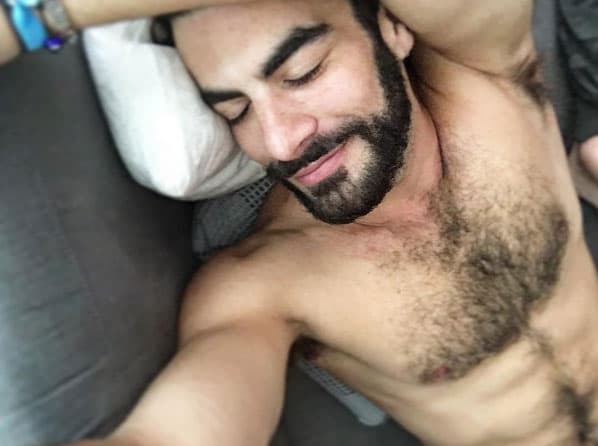 Este colombiano te sacará varios suspiros dentro de la historia, ¿será que lo veremos sin camisa?