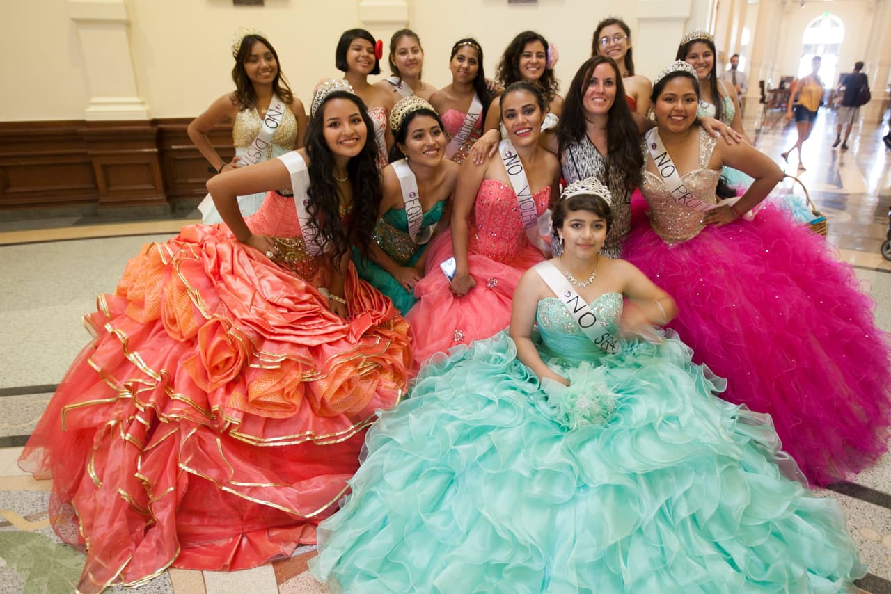Luego de leer sus discursos frente a los expectadores en las afueras del capitolio, las chicas ingresaron al edificio para continuar con su agenda de protesta.