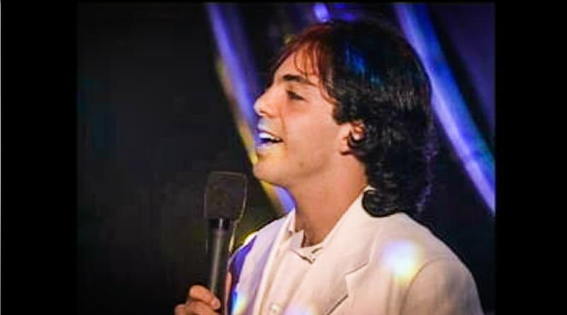 Cristian Castro cantó 'Lo mejor de mí', canción que forma parte del álbum que lleva el mismo nombre lanzado un año anterior, en 1997. Castro estuvo nominado esa noche a Mejor Canción y Mejor Álbum en la categoría Pop/Balada.