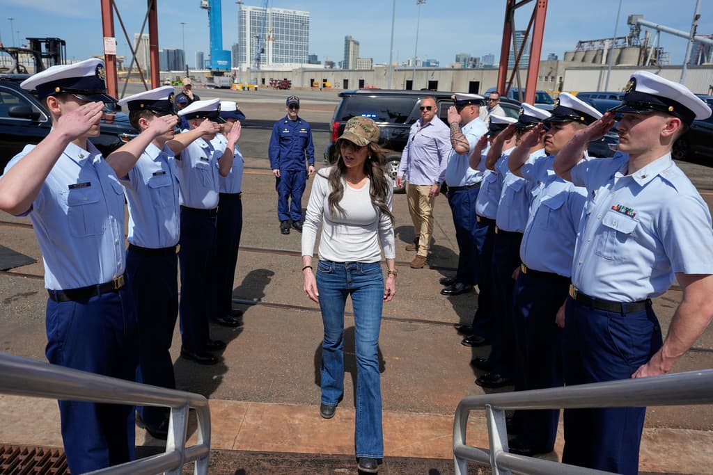 Noem aprovechó su visita para subir al barco Elm, del U.S. Coast Guard, donde reclutas la recibieron presentando sus respetos.