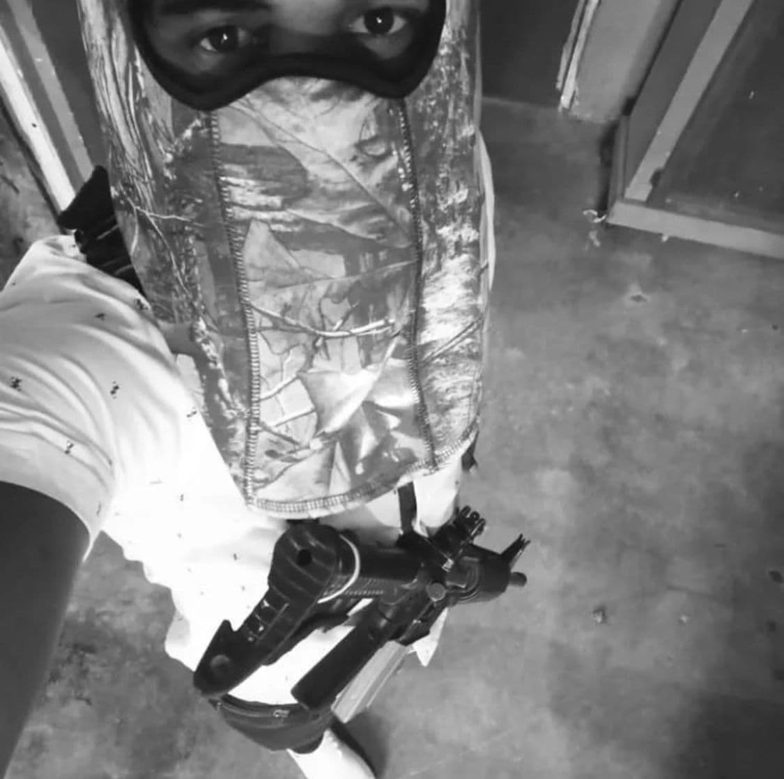 Clinton Blucha con arma larga