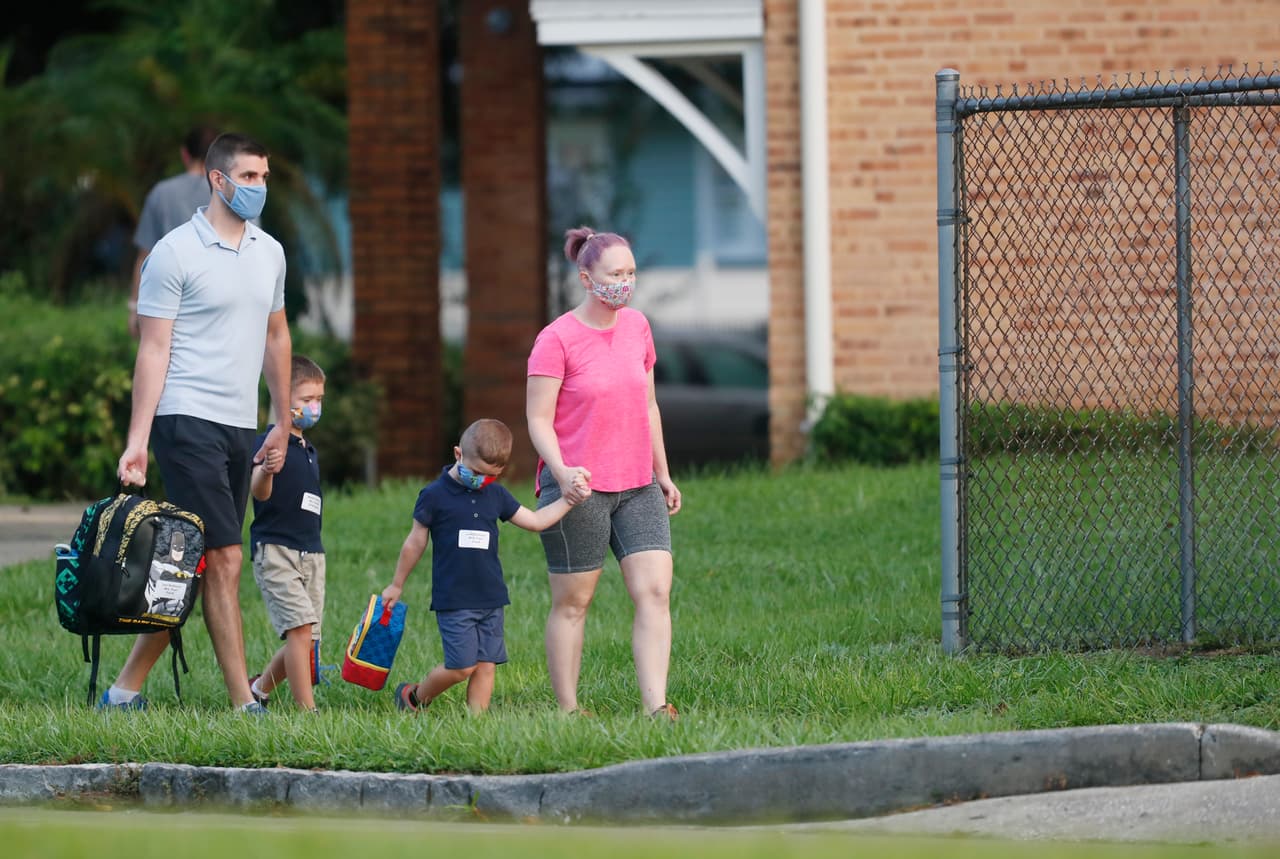 A semanas de que reabran las escuelas en Miami-Dade y Broward suben los casos de coronavirus entre niños en Florida