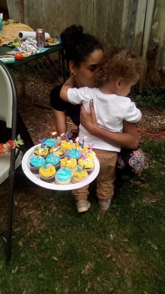 El pequeño ha sido criado por su mamá en Georgia, según dijo su hermana, pues su “padre no ha estado presente en su vida”.
<br>