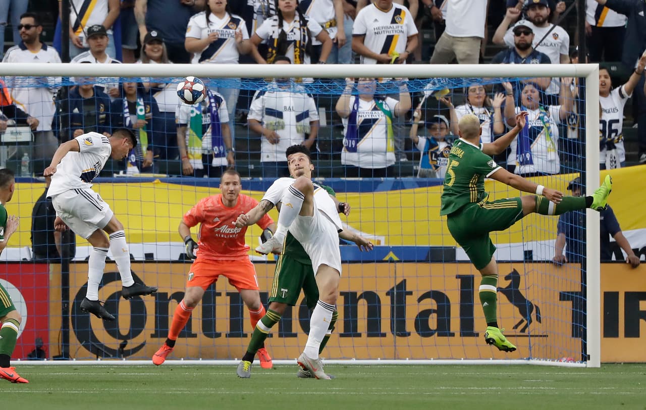 Joe Corona sobre Zlatan: “El equipo jugaba mucho para él”