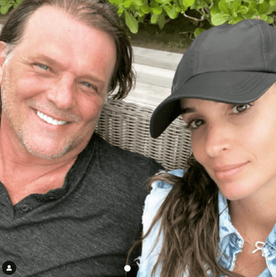 Además, René se mantiene muy activo en redes sociales, donde comparte sus próximos proyectos y divertidos momentos en familia. Prueba de ello es que en junio de 2021 publicó una tierna instantánea acompañada de su pareja, Rubí Cardozo.