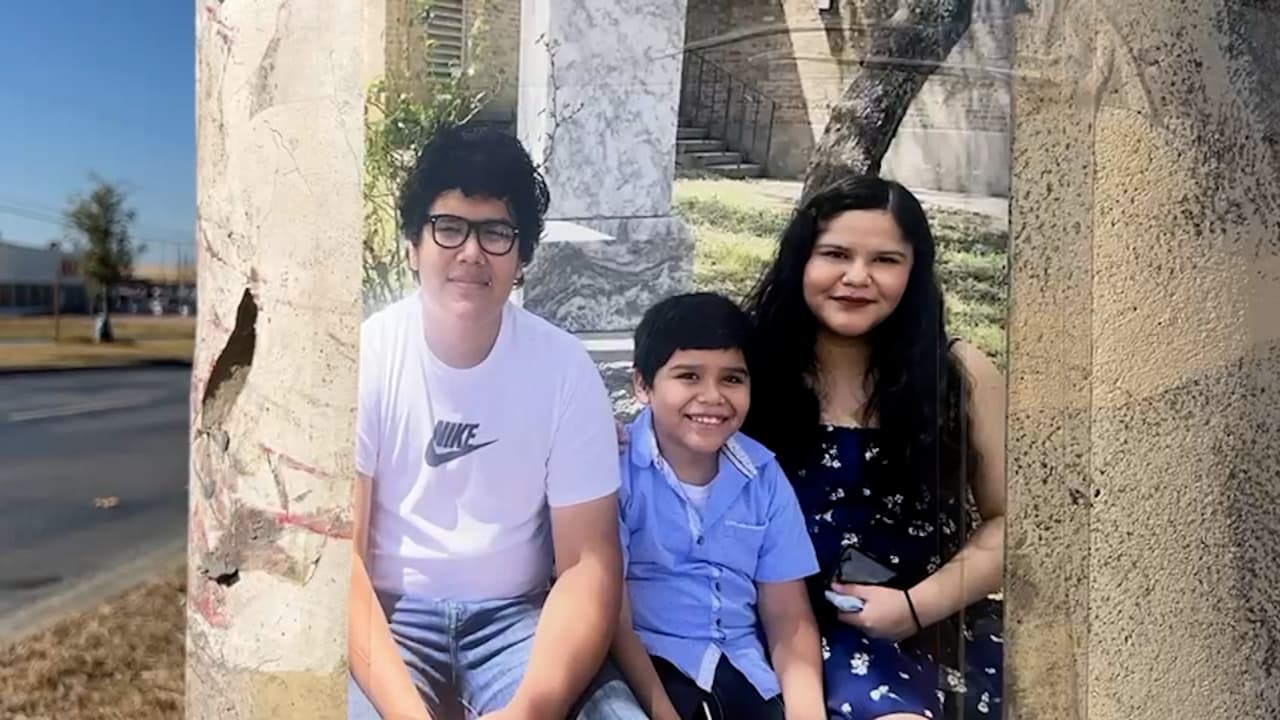 Los hermanos Julian, Ivan y Evelyn Flores murieron en un incidente automovilístico en el noreste de San Antonio.