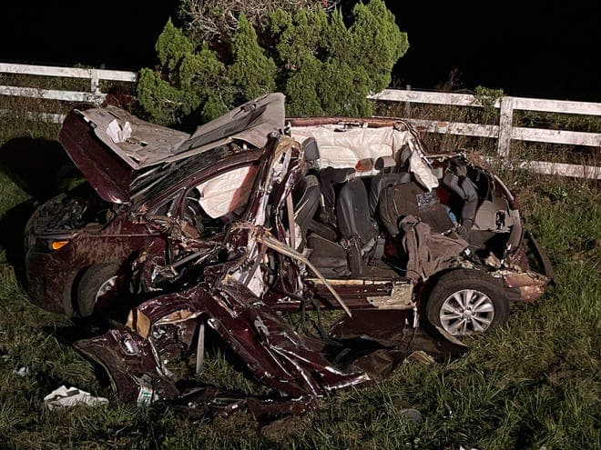 Así quedó la van donde iba la familia de Homestead que viajaba hacia Carolina del Norte para celebrar Thanksgiving. Adriana Martínez y Heidi Martínez, madre e hija, de 61 y 32 años respectivamente, murieron en el norte de la carretera 441 en Ocala, al salir disparadas del auto tras el impacto.