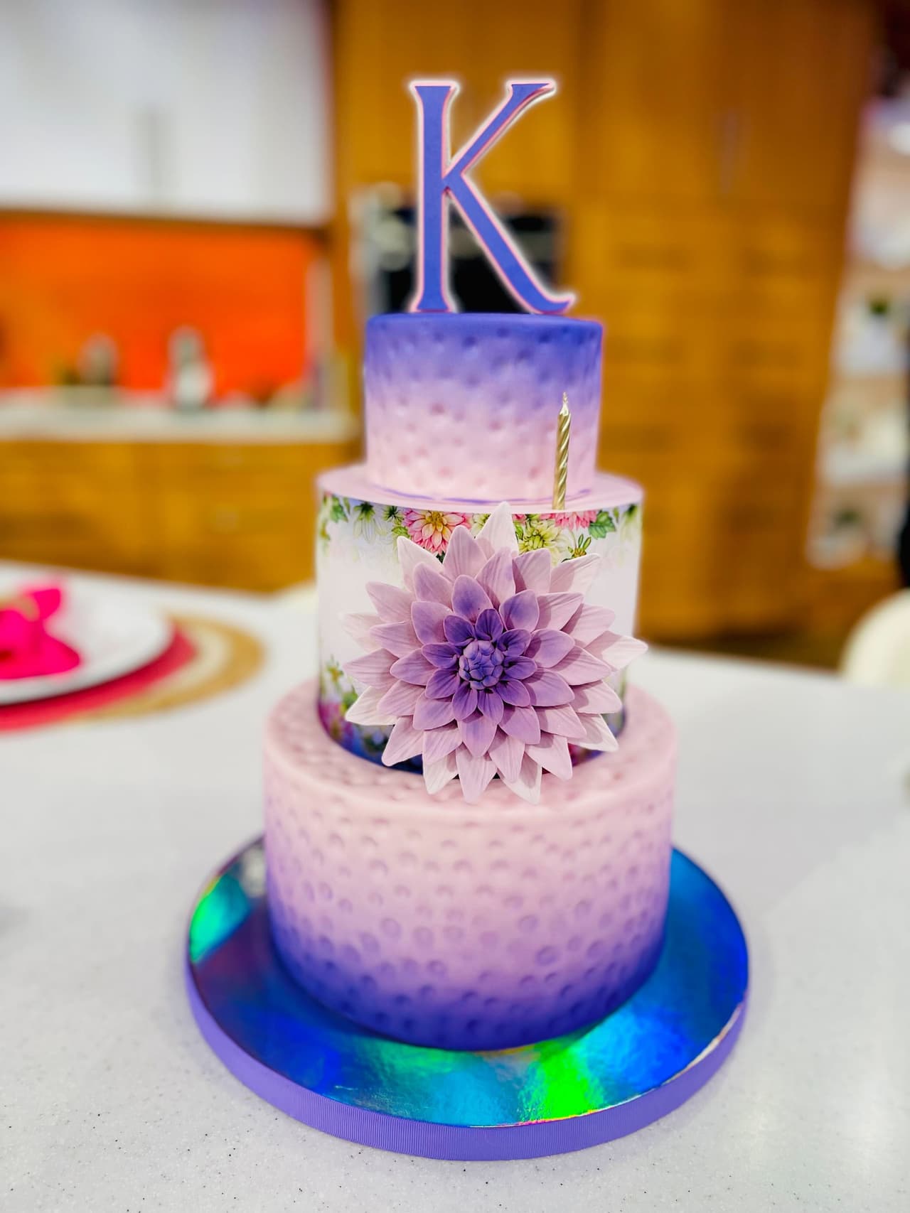 La presentadora mexicana se vio rodeada de mucho cariño por parte de sus compañeros y la producción de Despierta América, quienes la festejaron con globos y un hermoso pastel.