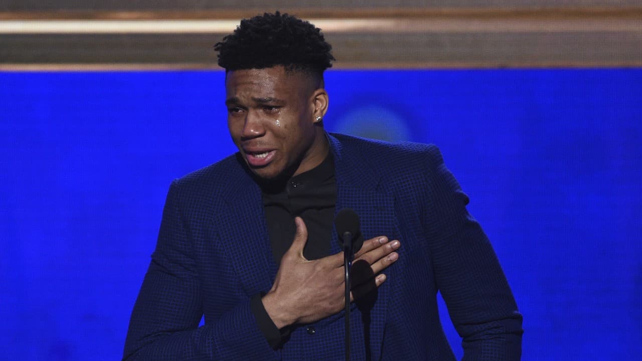 Giannis Antetokounmpo brinda una mano en las protestas raciales