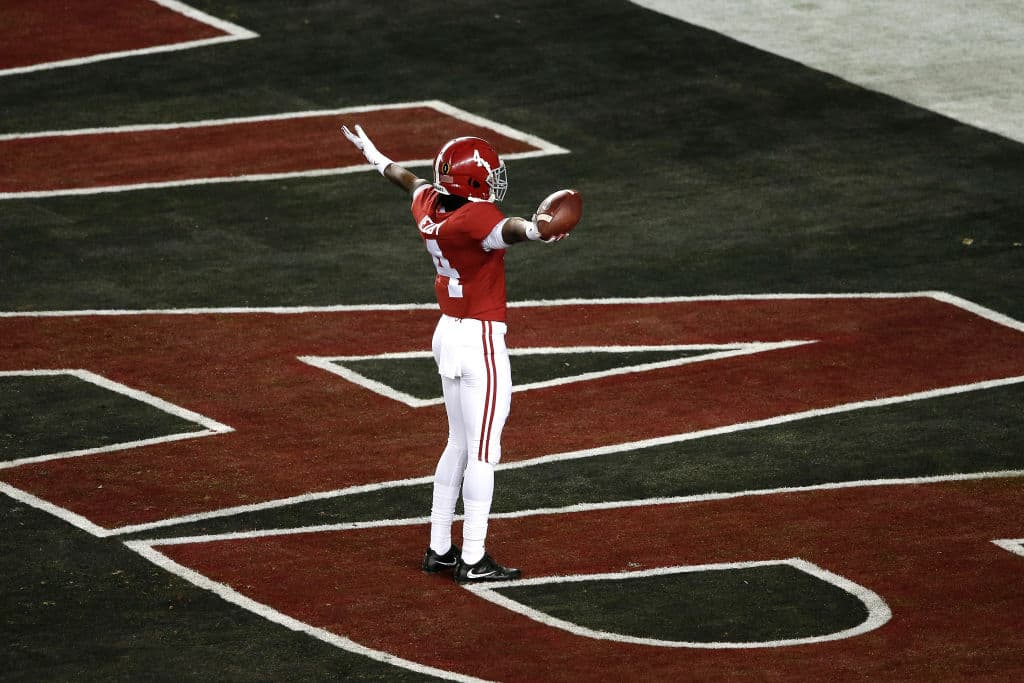 Restando 12:05 del primer cuarto, Tagovaiola se conectó con Jeudy para un pase de touchdown de 64 yardas que puso el score 7-7 con el empate del Crimson Tide.