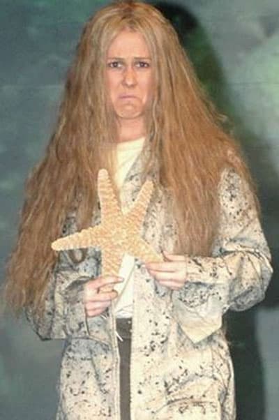 Una muchacha 'loca' y sucia que pierde la memoria.