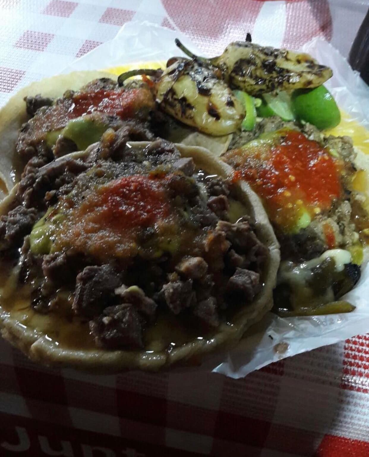 Al
<a href="https://www.instagram.com/elcompaivan/">Compa Ivan </a>le gustan los sopes con mucha salsa.