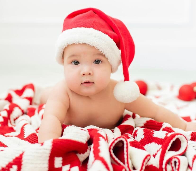 Ford no disimuló a la hora de contarle a la gente que la época de 
<a href="https://www.univision.com/temas/navidad">Navidad</a> le había gustado. Sin perder el tiempo, el día que cumplió 8 meses de vida, el pequeño se puso un gorro rojo, posó feliz como siempre ante la cámara
<b> y se convirtió con mucha alegría en Baby Santa</b>, tal como lo bautizó Pamela.