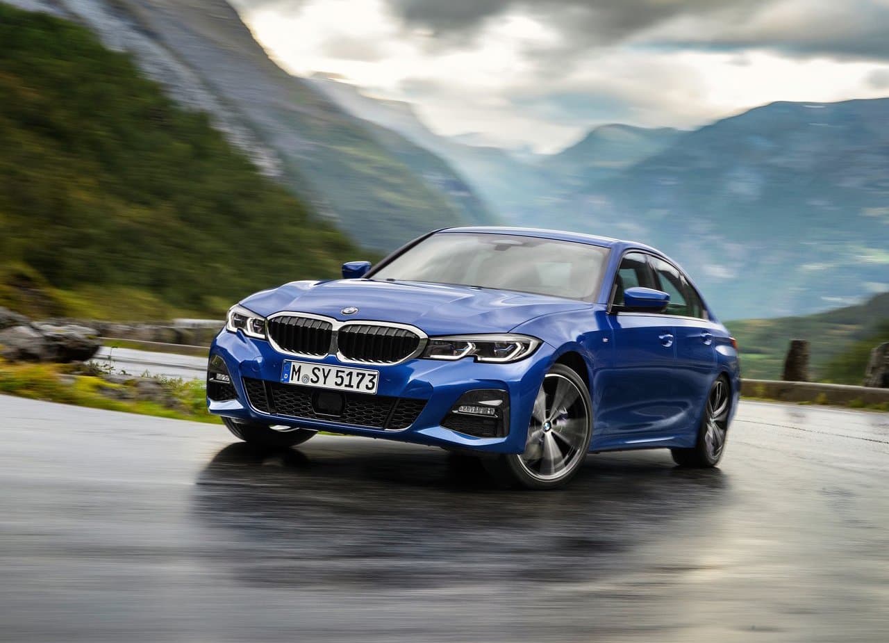 <h3 class="cms-H3-H3"><b>5. BMW 3 Series</b></h3>
<br>
<b>Diferencial porcentual de precio sobre modelo de un año de uso: </b>38.2%
<br>
<b>Diferencial de precio en dólares sobre modelo de un año de uso: </b>$19,241
<br>
<br>Una de las desventajas del BMW 3 Series es que su cabina no es tan extravagante como la de algunos de sus rivales, además que ya no se vende con una caja de cambios manual. Eso sí, su línea de motores de cuatro y seis cilindros es potente y eficiente, y como un todo, ofrece una dinámica de conducción muy divertida y placentera.
<br>