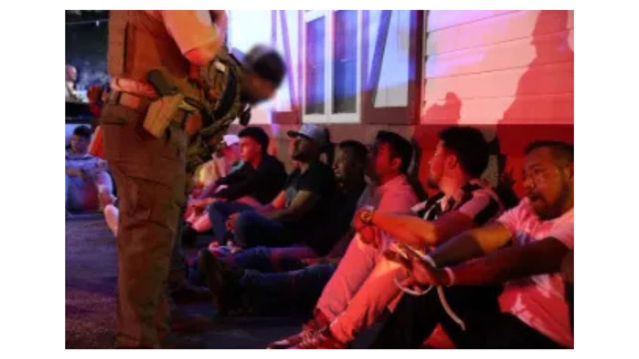 En el operativo fueron detenidas 80 personas, indicaron autoridades en conferencia de prensa el lunes 2 de junio. 
<br>
<br>De los detenidos, inicialmente se dijo que 
<b>66 eran inmigrantes indocumentados</b>, de los cuales solo 5 tenían 
<b>ofensas previas </b>como agresión a un oficial de policía, resistencia a un arresto, posesión de sustancias controladas y posesión de armas. 
<br>
<br>También se dijo que había sido detenido un integrante de Los Zetas y una persona vinculada el Tren de Aragua, sin embargo, no se dieron a conocer sus nombres.