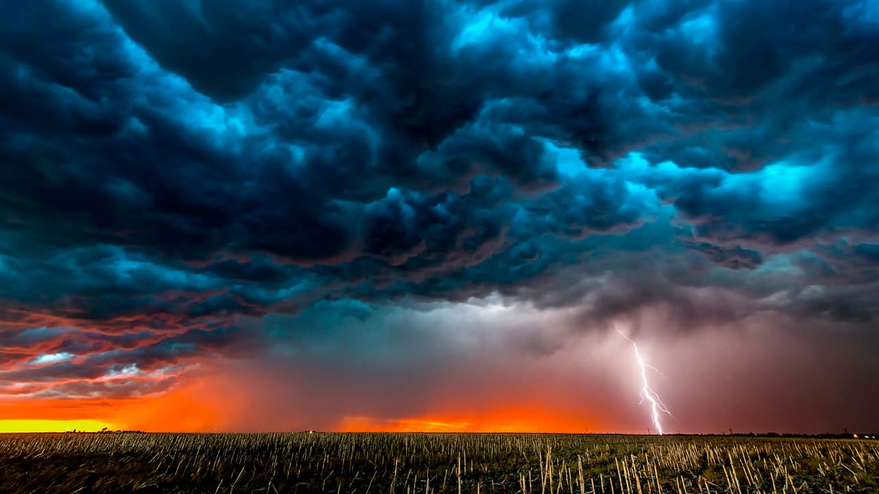 Si te encuentras al exterior, se recomienda:
<br>- Si estás en un grupo, sepárate para evitar que la corriente viaje entre los miembros.
<br>- Si estás acampando en un área abierta, instálate en un valle, barranco u otra área baja.
<br>- Mantente
<b>alejado del agua y objetos metálicos</b>, como cercas y postes.