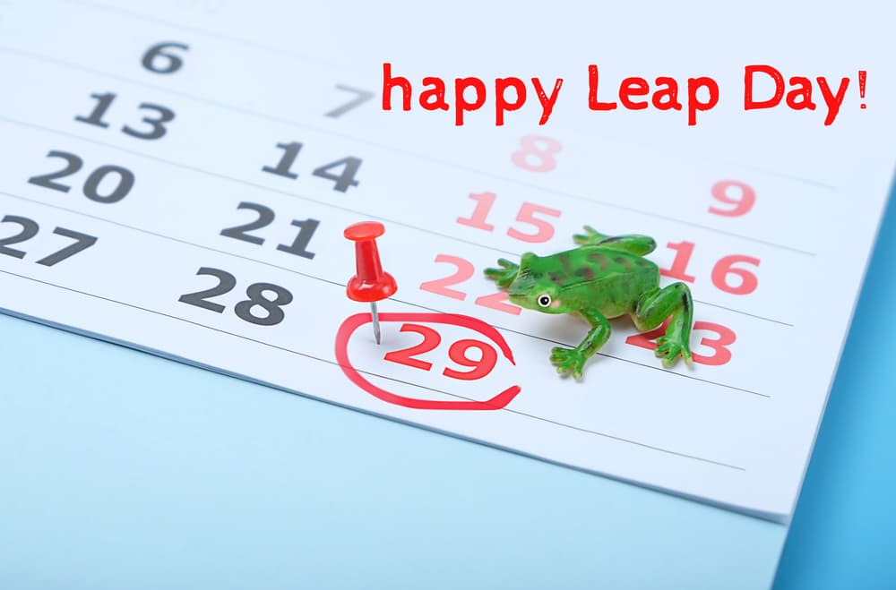 Sin embargo, toda regla tiene excepciones y por razones matemáticas aunque sea divisible entre cuatro no se consideran bisiestos los años divisibles entre 100 a menos que lo sean también por 400. Por ejemplo, el año 2000 es bisiesto aunque sea divisible por 100 –lo cual según la regla anterior lo excluye- pero como también es divisible entre 400 se considera bisiesto.