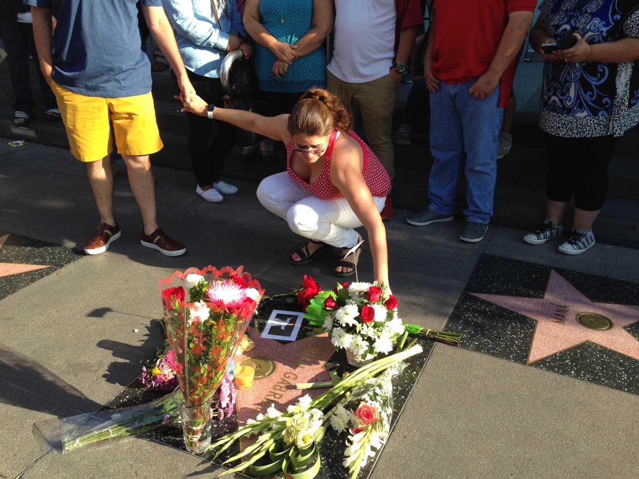 La estrella de Juan Gabriel en Hollywood se cubrió de flores.