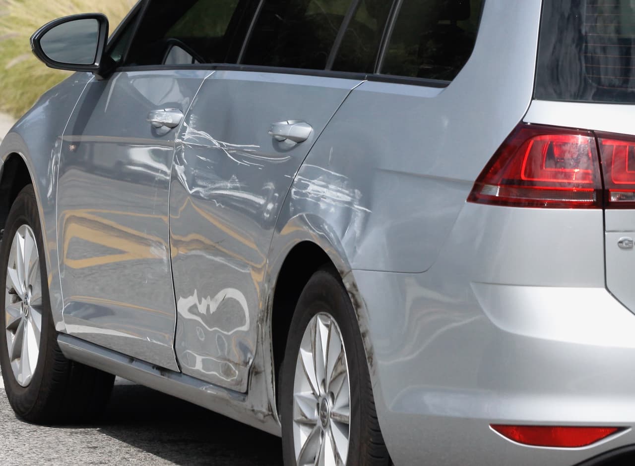 El exgobernador de California logró esquivar al automóvil gris de la marca Volkswagen para no ser embestido, sin embargo, 
<b>se estampó en el lado izquierdo del vehículo.</b>
<br>